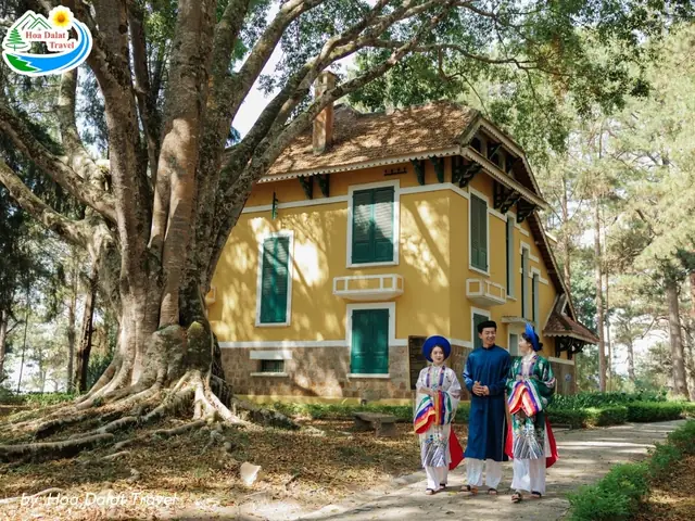 Hình Ảnh Du Khách Tham Quan Dinh 1 Đà Lạt Hình Ảnh Du Khách Tham Quan Dinh 1 Đà Lạt