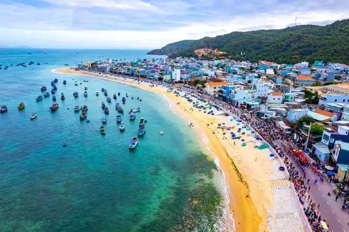 Tắm Biển Ở Bãi Biển Nhơn Lý