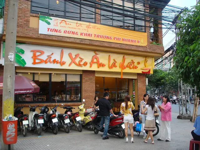 Ăn Bánh Xèo Ở Phố Saigon Nhỏ Cali (little Saigon) | Nước Mỹ Nơi ...