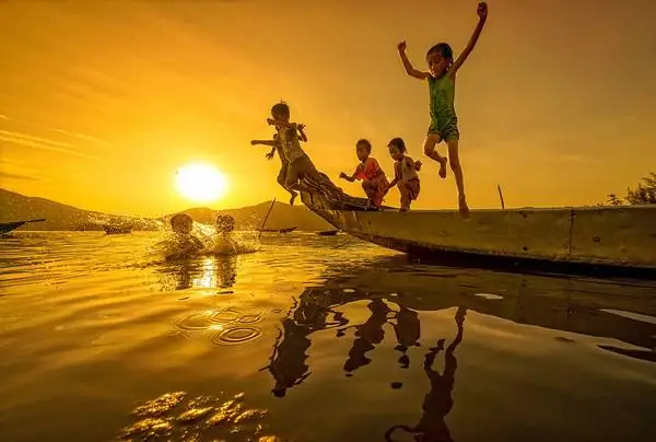 Trẻ Em Và Mùa Hè Trên Đầm Lập An (gần Biển Lăng Cô), Thừa Thiên - Huế. Ảnh: Phạm Tỵ/picfair. Trẻ Em Và Mùa Hè Trên Đầm Lập An (gần Biển Lăng Cô), Thừa Thiên - Huế. Ảnh: Phạm Tỵ/picfair.