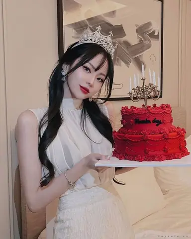 Tìm Hình Ảnh Hot Girl Chúc Mừng Sinh Nhật?