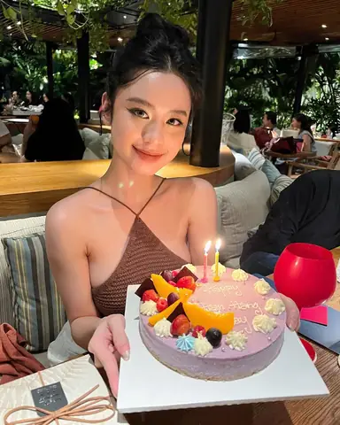 Tìm Hình Ảnh Hot Girl Chúc Mừng Sinh Nhật?