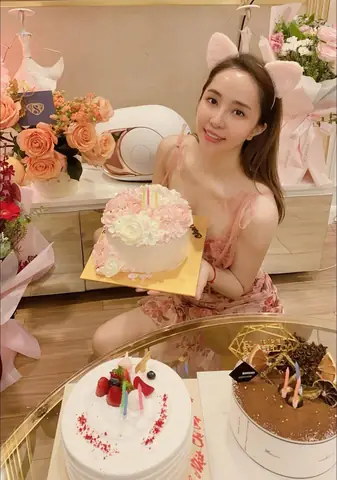 Tìm Hình Ảnh Hot Girl Chúc Mừng Sinh Nhật?