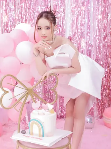 Tìm Hình Ảnh Hot Girl Chúc Mừng Sinh Nhật?