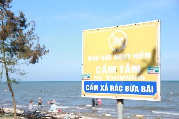 Bơi Ở Rạng Đông, Nam Định: Trò Chơi 'sinh Tử' Nơi Bãi Biển Tự Phát ...
