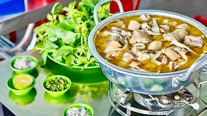 Quán 8 Râu: Lẩu Gà Lá É Phú Yên Tại Sài Gòn