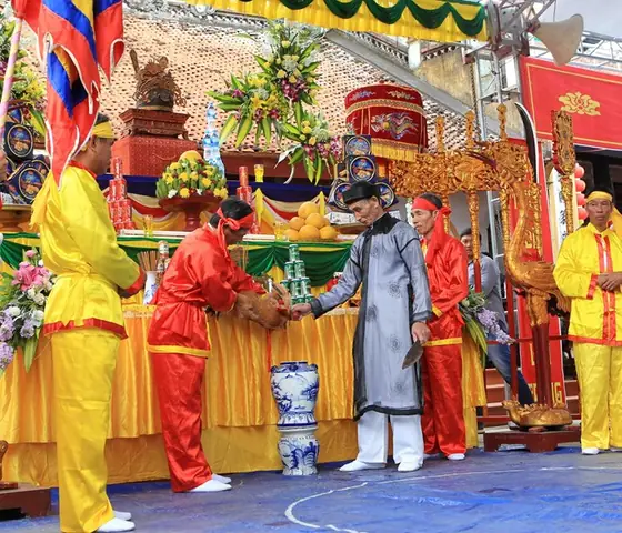 Vho- Sáng 18.2.2019, (ngày 14 Tháng Giêng Năm Kỷ Hợi), Tại Khu Di Tích Quốc Gia Đền - Chùa Hòa Liễu, Xã Thuận Thiên, Huyện Kiến Thụy, Tp Hải Phòng Diễn Ra Lễ Hội Minh Thề. Đây Là Lễ Hội Độc Đáo, Tái Dựng Các Nghi Lễ: Quan Thề Không Tham Nhũng Của Công, Dân Thề Sống Trung Thực Thẳng Thắn.