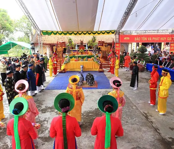 Vho- Sáng 18.2.2019, (ngày 14 Tháng Giêng Năm Kỷ Hợi), Tại Khu Di Tích Quốc Gia Đền - Chùa Hòa Liễu, Xã Thuận Thiên, Huyện Kiến Thụy, Tp Hải Phòng Diễn Ra Lễ Hội Minh Thề. Đây Là Lễ Hội Độc Đáo, Tái Dựng Các Nghi Lễ: Quan Thề Không Tham Nhũng Của Công, Dân Thề Sống Trung Thực Thẳng Thắn.