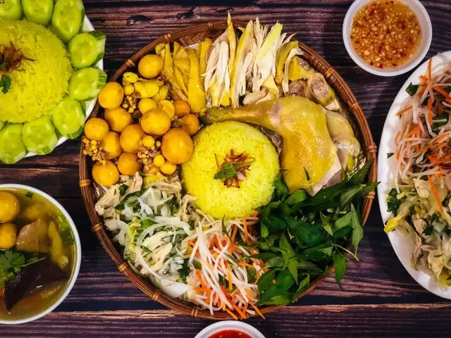 Ngày 1: Khám Phá Bán Đảo Sơn Trà Và Phố Cổ Hội An Ngày 1: Khám Phá Bán Đảo Sơn Trà Và Phố Cổ Hội An