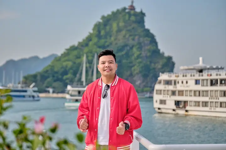 Author Thomas Kim Travel