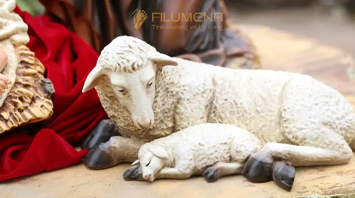 Tượng Giáng Sinh Tại Nhà Sách Đức Bà Hòa Bình Sài Gòn