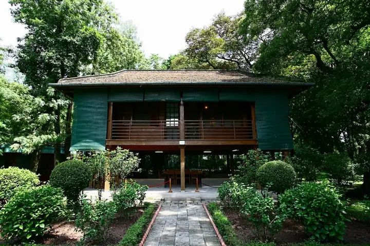Khung Cảnh Nhà Sàn Đơn Sơ