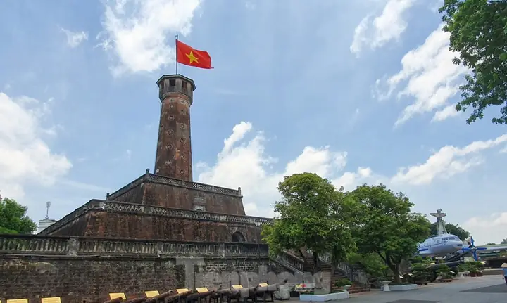 Kết Hợp Tham Quan Các Địa Điểm Du Lịch Nổi Tiếng Gần Khu Nhà Sàn Bác Hồ