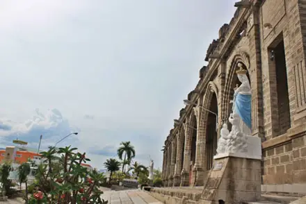 Khung Cảnh Đẹp Như Mơ Bên Ngoài Hành Lang Nhà Thờ