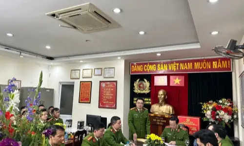 Cảnh ... - Giới Thiệu Cục Cảnh Sát Quản Lý Hành Chính Về Trật Tự Xã Hội