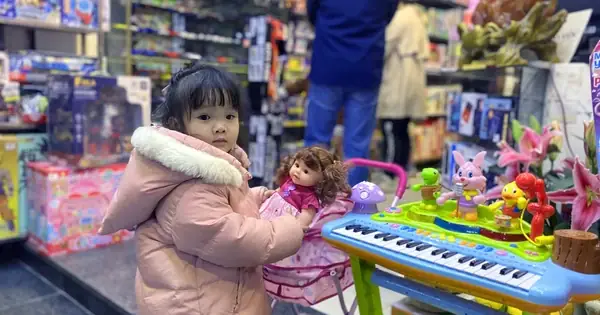 "phố Đồ Chơi" Ở Hà Nội Tấp Nập Khách Tới Tận Khuya Mùng 3 Tết