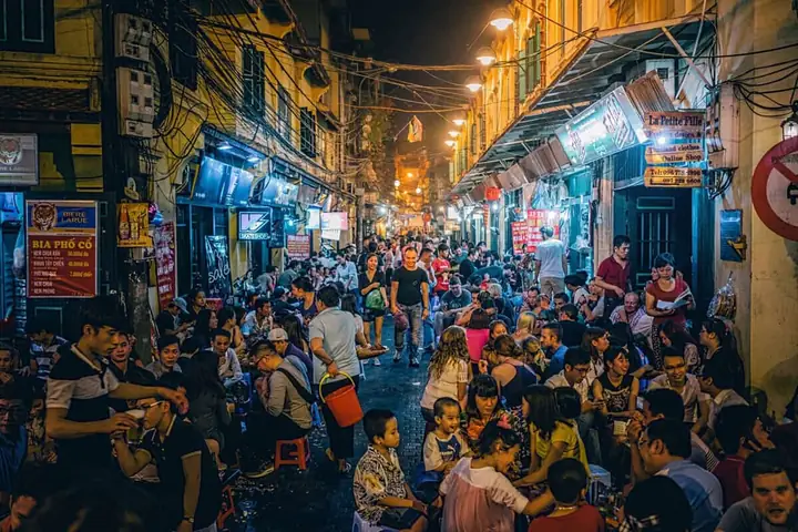 Phố Bia Tạ Hiện - Con Phố Không Ngủ Giữa Lòng Hà Nội ...