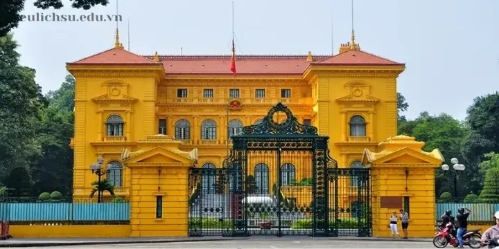 Giá Vé Và Các Dịch Vụ Khác Tại Khu Di Tích Phủ Chủ Tịch