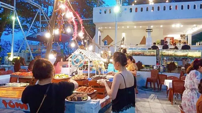 10. Nhà Hàng Tomkang