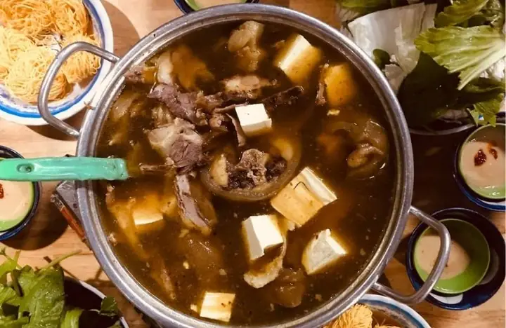 Lẩu Bò Nhúng Cay Tại Tiệm Ăn Nhà Táo