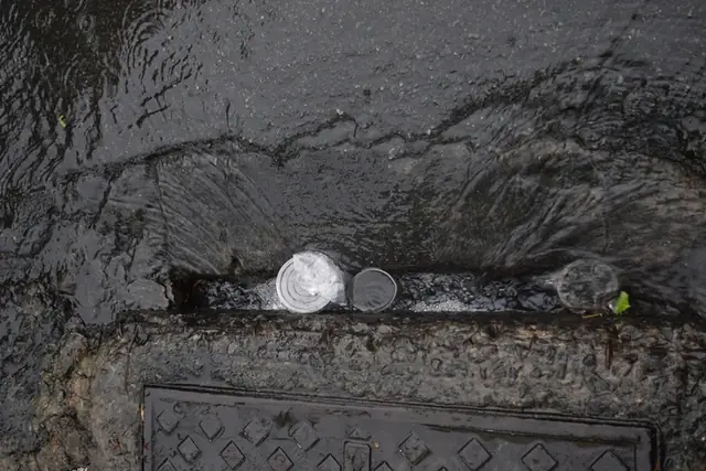 Large Drains Become Trash Traps During Rainy Season In Ho Chi Minh City- Ảnh 2.