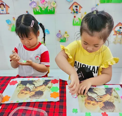 Bé Trang Trí Khung Ảnh Bác Từ Nhiều Nguyên Liệu | Trường Mầm Non ...
