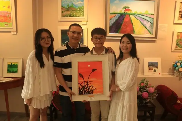 Từng Cảm Thấy Hối Hận Vì Không Dành Nhiều Thời Gian Ở Bên Con, Chị Bùi Thị Xuân Bình (47 Tuổi, Quản Lý Bán Hàng Tại Q.1, Tp.hcm), Cho Biết Đến Khi Thời Gian Dịch Covid-19 Bùng Phát, Ở Nhà Nhiều Mới Nhận Ra Cậu Con Trai, Nguyễn Bùi Bảo Minh (12 Tuổi), Có Niềm Đam Mê Với Hội Họa. Chị Bình Kể Ngoài Thời Gian Học Trực Tuyến Ra Thì Thấy Con Cứ Cặm Cụi Lấy Bút Sáp Vẽ Trên Những Tờ Giấy, Khi Cầm Bức Tranh Của Con Người Mẹ Này Khá Bất Ngờ Vì Phối Màu Rất Bắt Mắt, Tươi Sáng.