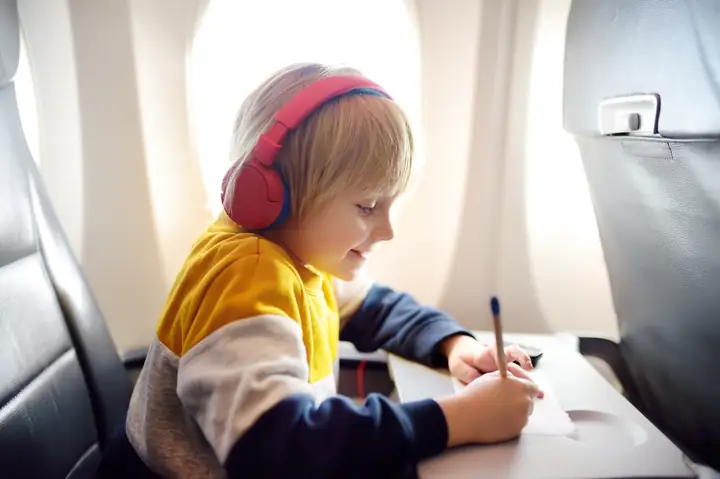 Đau Tai, Ù Tai Khi Đi Máy Bay: Nguyên Nhân Và Giải Pháp | Vietjet Air